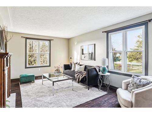 7956 Twenty Road, Smithville, ON - Indoor Photo Showing Living Room