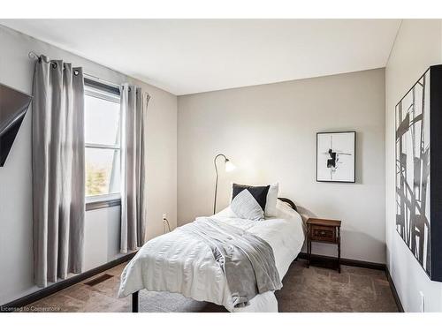 7956 Twenty Road, Smithville, ON - Indoor Photo Showing Bedroom