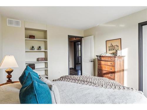 7956 Twenty Road, Smithville, ON - Indoor Photo Showing Bedroom