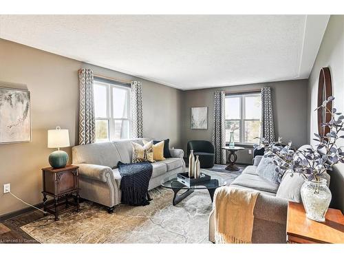 7956 Twenty Road, Smithville, ON - Indoor Photo Showing Living Room