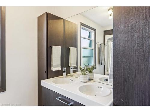 7956 Twenty Road, Smithville, ON - Indoor Photo Showing Bathroom