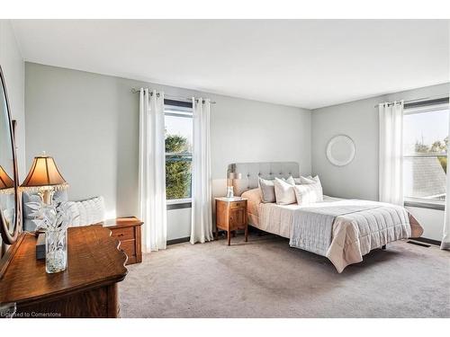 7956 Twenty Road, Smithville, ON - Indoor Photo Showing Bedroom