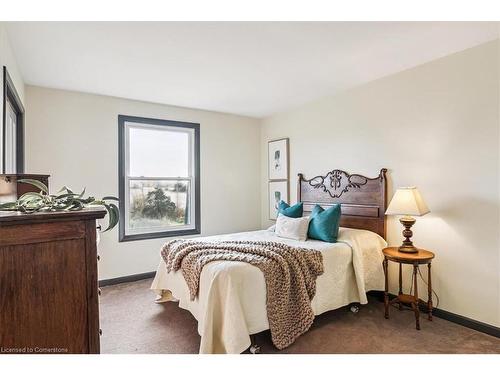 7956 Twenty Road, Smithville, ON - Indoor Photo Showing Bedroom