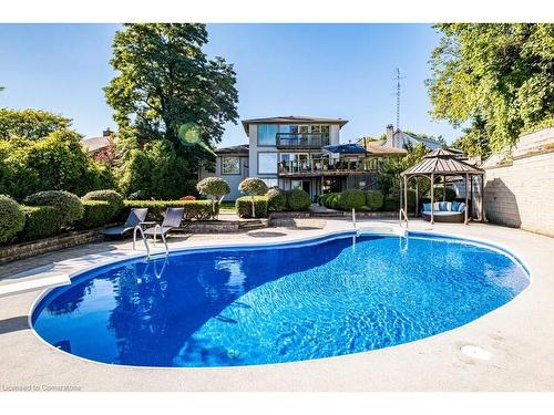 822 Danforth Place, Burlington, ON - Outdoor With In Ground Pool With Backyard