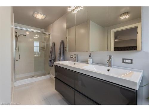 2091 Canterbury Drive, Burlington, ON - Indoor Photo Showing Bathroom