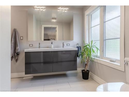 2091 Canterbury Drive, Burlington, ON - Indoor Photo Showing Bathroom