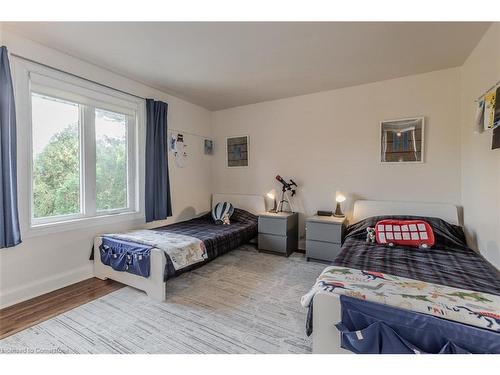 2091 Canterbury Drive, Burlington, ON - Indoor Photo Showing Bedroom