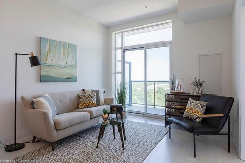 424-16 Concord Place, Grimsby, ON - Indoor Photo Showing Living Room