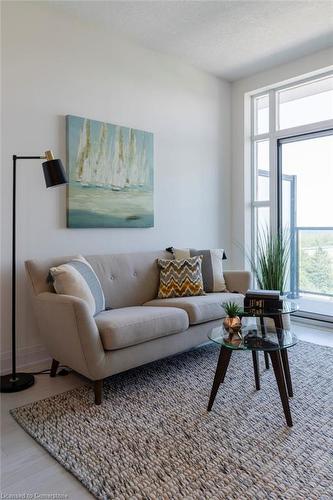 424-16 Concord Place, Grimsby, ON - Indoor Photo Showing Living Room