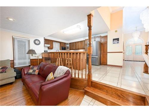 7 Osgoode Court, Hamilton, ON - Indoor Photo Showing Living Room