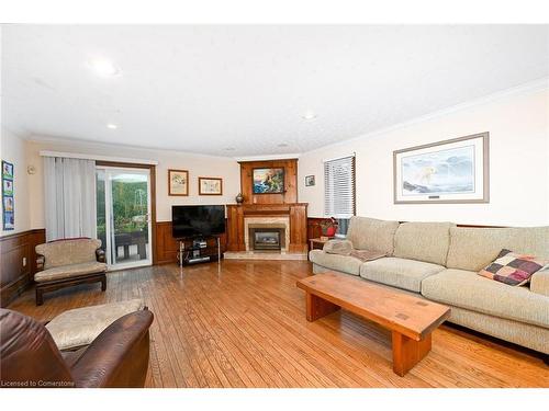 7 Osgoode Court, Hamilton, ON - Indoor Photo Showing Living Room With Fireplace