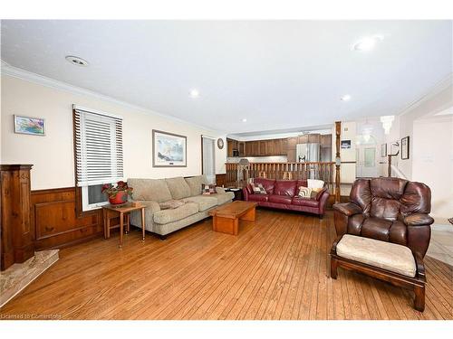 7 Osgoode Court, Hamilton, ON - Indoor Photo Showing Living Room