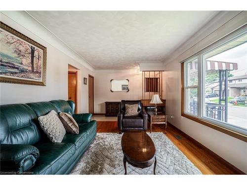 403 Jackson Street W, Hamilton, ON - Indoor Photo Showing Living Room