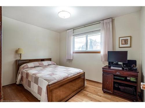 403 Jackson Street W, Hamilton, ON - Indoor Photo Showing Bedroom