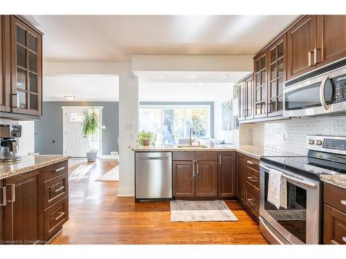 1463 Augustine Drive, Burlington, ON - Indoor Photo Showing Kitchen With Upgraded Kitchen