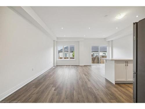 64 Cosmopolitan Common, St. Catharines, ON - Indoor Photo Showing Living Room