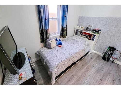 88 Hope Avenue, Hamilton, ON - Indoor Photo Showing Bedroom