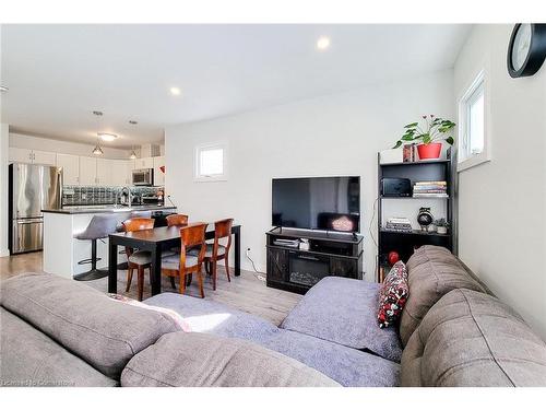 88 Hope Avenue, Hamilton, ON - Indoor Photo Showing Living Room