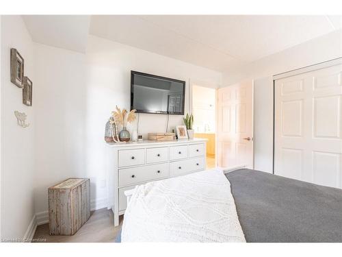 109-2010 Cleaver Avenue, Burlington, ON - Indoor Photo Showing Bedroom