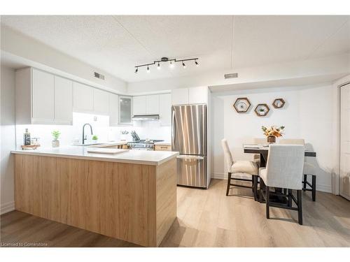 109-2010 Cleaver Avenue, Burlington, ON - Indoor Photo Showing Kitchen