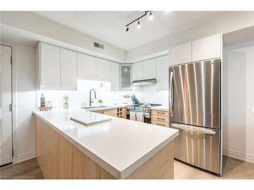 109-2010 Cleaver Avenue, Burlington, ON - Indoor Photo Showing Kitchen With Upgraded Kitchen