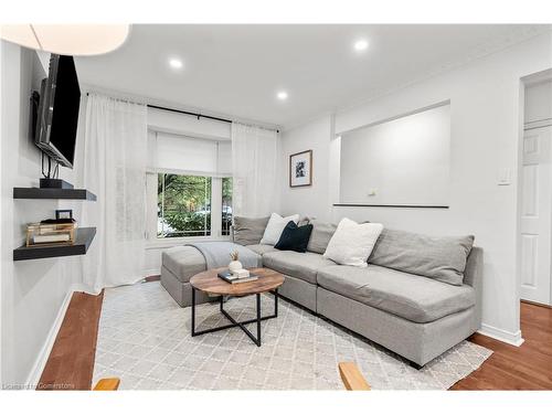 1464 Reynolds Avenue, Burlington, ON - Indoor Photo Showing Living Room