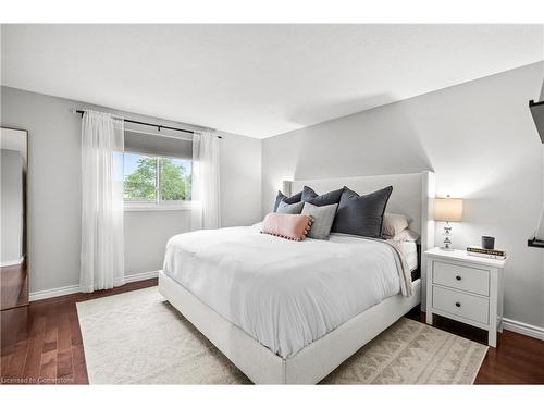 1464 Reynolds Avenue, Burlington, ON - Indoor Photo Showing Bedroom