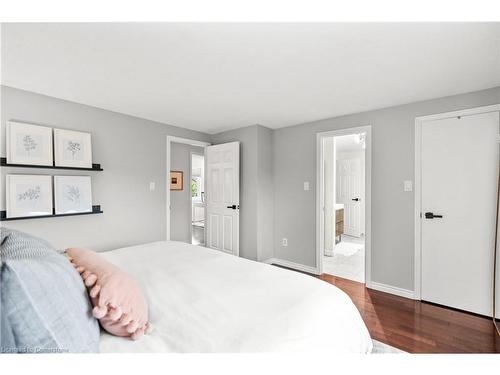 1464 Reynolds Avenue, Burlington, ON - Indoor Photo Showing Bedroom