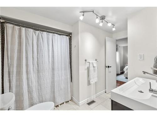 1464 Reynolds Avenue, Burlington, ON - Indoor Photo Showing Bathroom