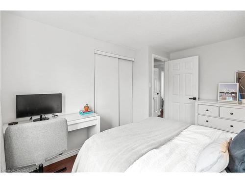 1464 Reynolds Avenue, Burlington, ON - Indoor Photo Showing Bedroom