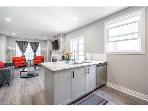 1024 Cedarwood Place, Burlington, ON - Indoor Photo Showing Kitchen