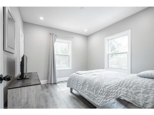 1024 Cedarwood Place, Burlington, ON - Indoor Photo Showing Bedroom