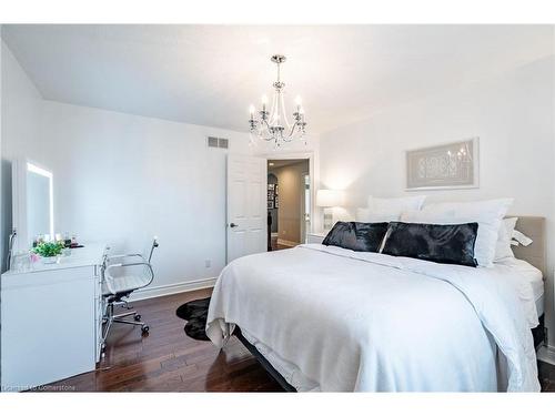 3 Oldenburg Road, Carlisle, ON - Indoor Photo Showing Bedroom