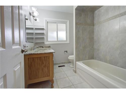 108 Lakeside Drive, Grimsby, ON - Indoor Photo Showing Bathroom