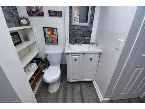 35 Dundas Street E, Brantford, ON - Indoor Photo Showing Bathroom