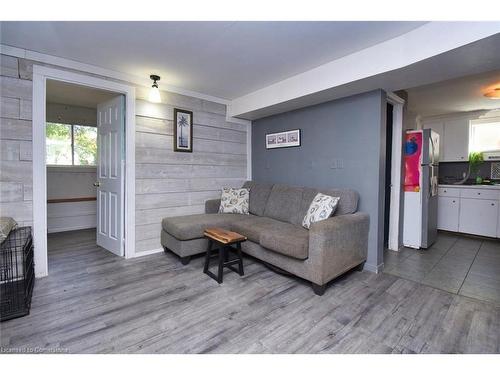 35 Dundas Street E, Brantford, ON - Indoor Photo Showing Living Room