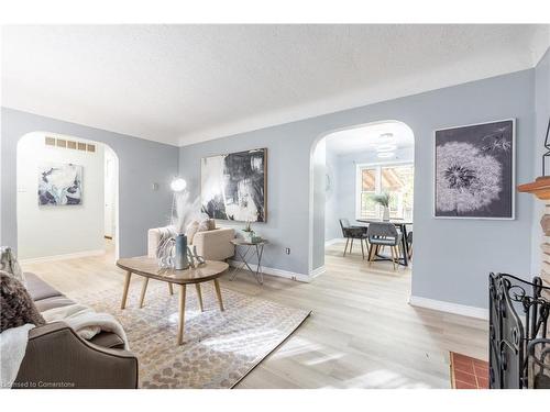 87 Canboro Road, Fonthill, ON - Indoor Photo Showing Living Room