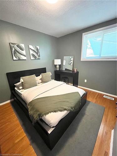 87 Locheed Drive, Hamilton, ON - Indoor Photo Showing Bedroom