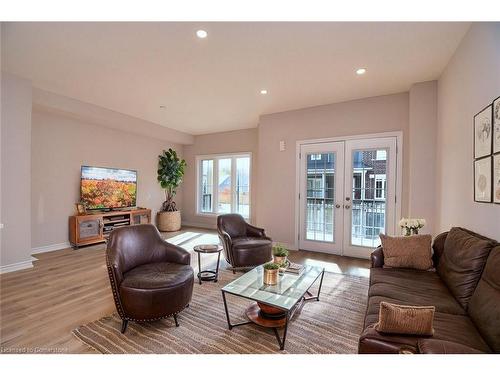 143-677 Park Road N, Brantford, ON - Indoor Photo Showing Living Room