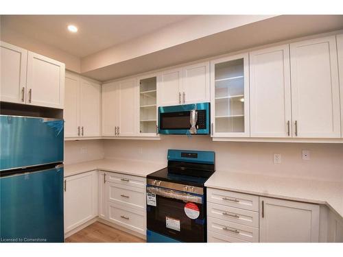 143-677 Park Road N, Brantford, ON - Indoor Photo Showing Kitchen