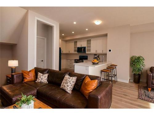 143-677 Park Road N, Brantford, ON - Indoor Photo Showing Living Room