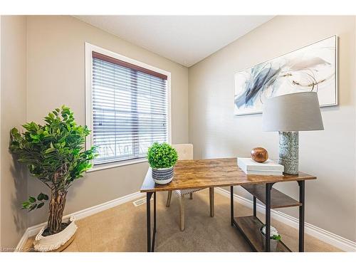 39 Thames Way, Mount Hope, ON - Indoor Photo Showing Dining Room