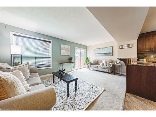 39 Thames Way, Mount Hope, ON - Indoor Photo Showing Living Room