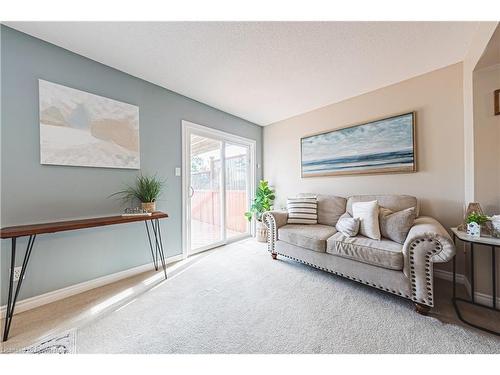 39 Thames Way, Mount Hope, ON - Indoor Photo Showing Living Room