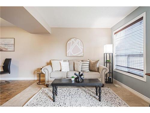 39 Thames Way, Mount Hope, ON - Indoor Photo Showing Living Room