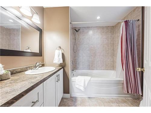 39 Thames Way, Mount Hope, ON - Indoor Photo Showing Bathroom