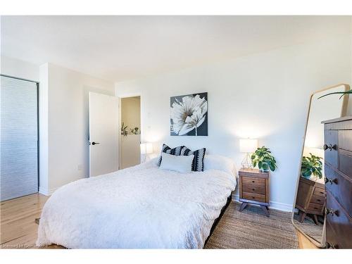 81-65 Dorchester Boulevard, St. Catharines, ON - Indoor Photo Showing Bedroom