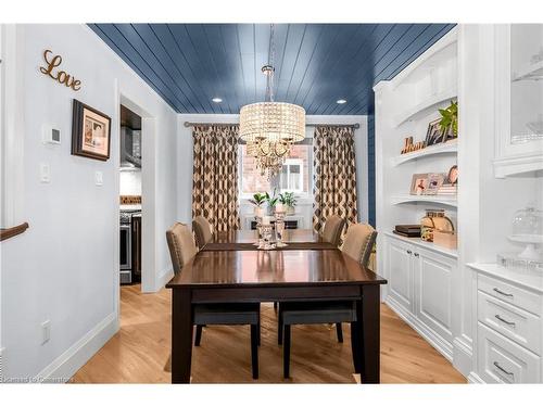 101 Boulding Avenue, Waterdown, ON - Indoor Photo Showing Dining Room