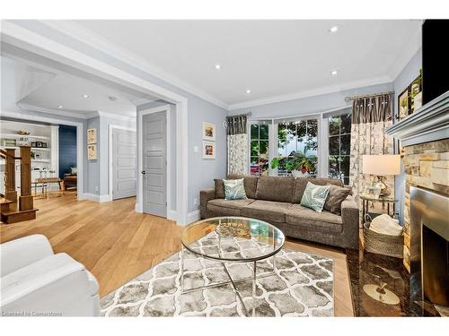 101 Boulding Avenue, Waterdown, ON - Indoor Photo Showing Living Room