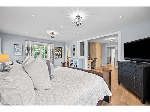 101 Boulding Avenue, Waterdown, ON - Indoor Photo Showing Bedroom